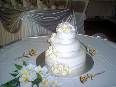 Gold Eternity Roses on Cake Table